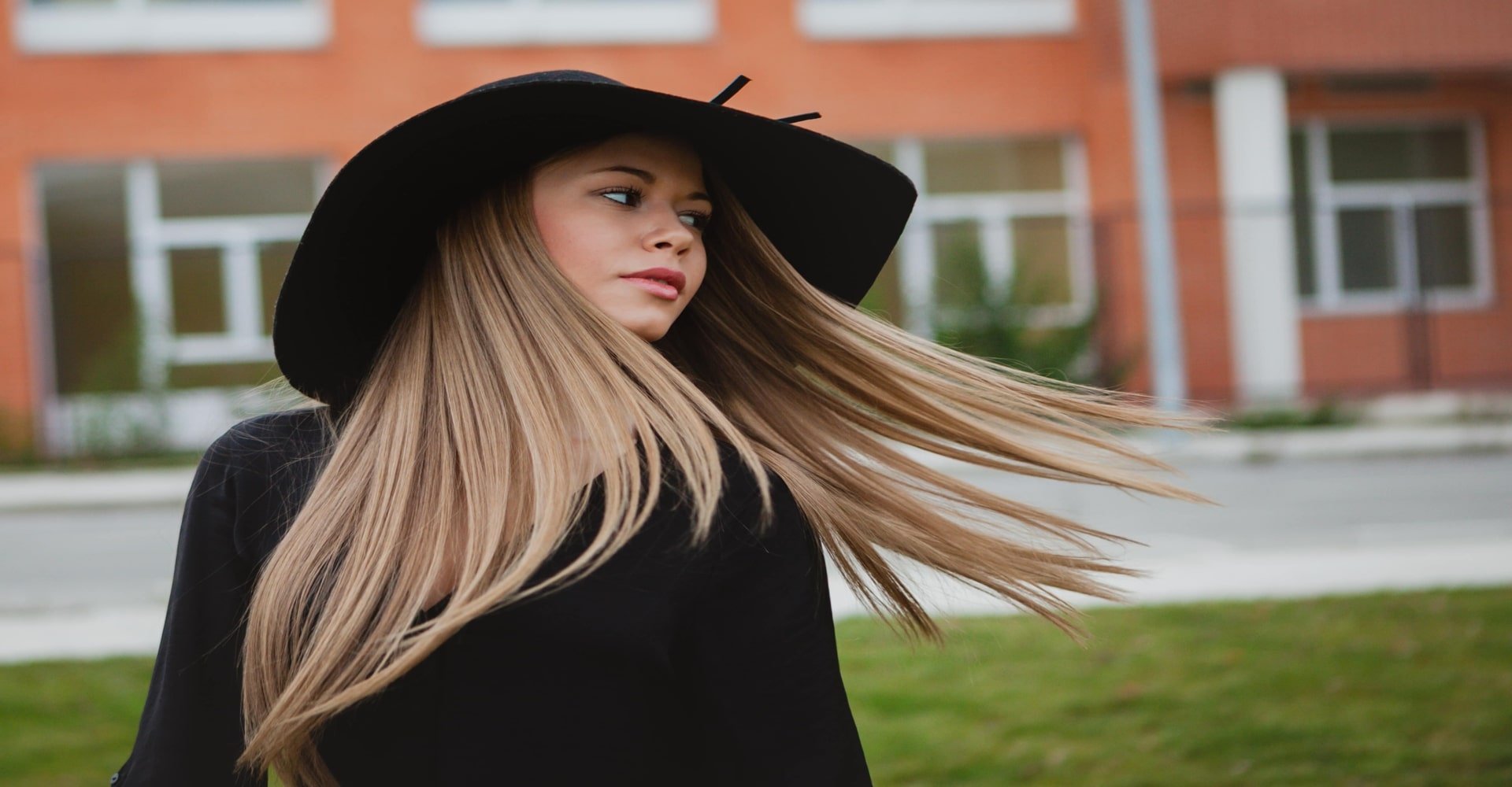 Modelo Loira Com Cabelo Liso E Chapeu Preto